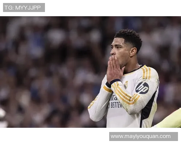 足球巨星风采展现：领袖气质与球场魅力的完美融合